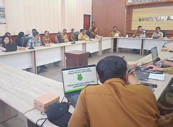 BAHAS PEMBANGUNAN: pemerintah Kabupaten Kapuas menggelar rapat pengambilan Keputusan KKPR. Rapat yang digelar di ruang rapat bupati, Selasa (23/9) dipimpin Sekda Kapuas Dr Usis I Sangkai.