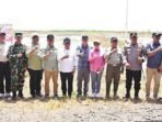 KAPUAS KOMPAK: Bupati Kapuas H Muhammad Wiyatno foto bersama usai pada kegiatan Gerakan Percepatan Tanam Padi di lokasi cetak sawah rakyat di Desa Sumber Agung Kecamatan Dadahup, Kabupaten Kapuas, Sabtu (30/8).