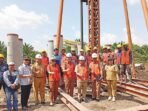 KAPUAS TURUN LAPANGAN: Bupati Kapuas H Muhammad Wiyatno saat melakukan pengecekan pembangunan Jembatan Sei STI Murung Keramat, Selasa (23/9/2029).