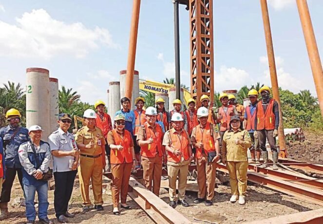 KAPUAS TURUN LAPANGAN: Bupati Kapuas H Muhammad Wiyatno saat melakukan pengecekan pembangunan Jembatan Sei STI Murung Keramat, Selasa (23/9/2029).