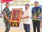 KAPUAS KENANG KENANGAN: Bupati Kapuas H Muhammad Wiyatno menyerahkan cendera mata kepada Pangdam XXII/TB dalam Kunker ke Kabupaten Kapuas, bertempat di Aula Rujab Bupati Kapuas, Sabtu (27/9).