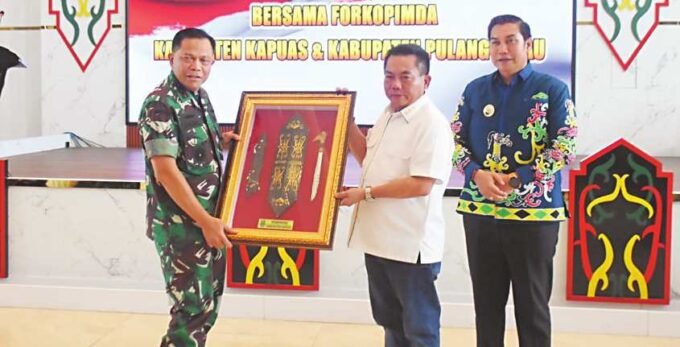 KENANG KENANGAN: Bupati Kapuas H Muhammad Wiyatno menyerahkan cendera mata kepada Pangdam XXII/TB dalam Kunker ke Kabupaten Kapuas, bertempat di Aula Rujab Bupati Kapuas, Sabtu (27/9).