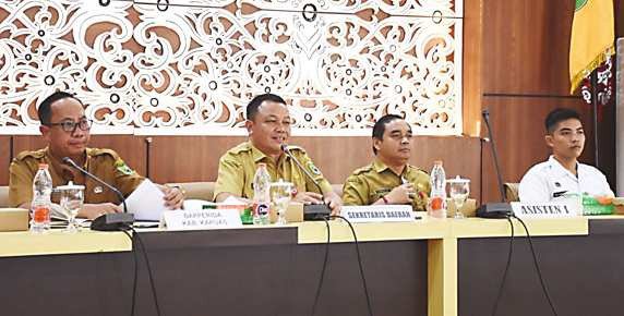 KAPUAS RAPAT: Sekda Kapuas Dr Usis I Sangkai memimpin rapat percepatan penyelenggaraan Program MBG Kabupaten Kapuas di Aula Kantor Bapperida Kapuas, Senin (1/9).