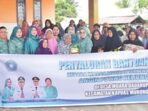 KAPUAS BANTUAN: Ketua TP PKK Kapuas Siti Saniah Wiyatno bersama jajaran menyalurkan bantuan kepada masyarakat terdampak putting beliung di Desa Muara Dadahup.