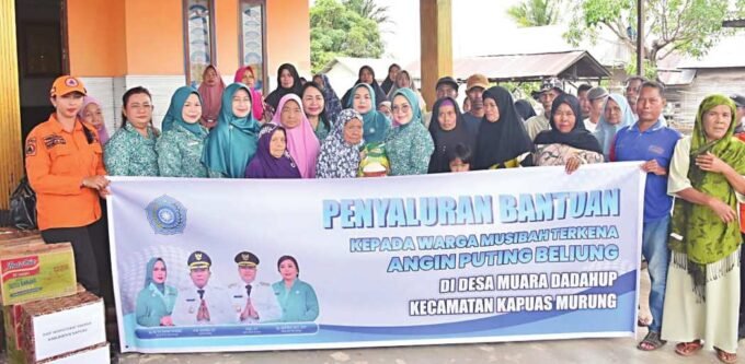 KAPUAS BANTUAN: Ketua TP PKK Kapuas Siti Saniah Wiyatno bersama jajaran menyalurkan bantuan kepada masyarakat terdampak putting beliung di Desa Muara Dadahup.