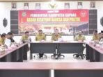 KAPUAS DISKUSI: Sekda Kapuas Dr Usis I Sangkai saat pembukaan resmi diskusi terkait Raperda tentang Fasilitas Pencegahan dan Pemberantasan Penyalahgunaan serta Peredaran Gelap Narkotika dan Prekursor Narkotika, Selasa (9/9).