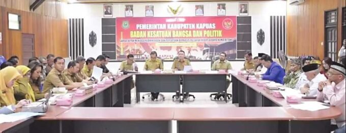 KAPUAS DISKUSI: Sekda Kapuas Dr Usis I Sangkai saat pembukaan resmi diskusi terkait Raperda tentang Fasilitas Pencegahan dan Pemberantasan Penyalahgunaan serta Peredaran Gelap Narkotika dan Prekursor Narkotika, Selasa (9/9).