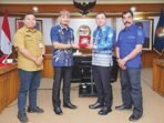 KAPUAS KENANG-KENANGAN: Wakil Bupati Kabupaten Kapuas Dodo menyerahkan cendera mata kepada Kabag Akademik IPDN Jatinangor Gentur Haru Anggoro, Kamis (11/9).