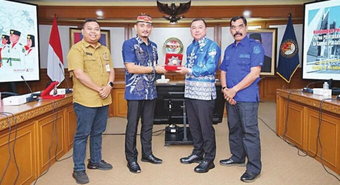 KENANG-KENANGAN: Wakil Bupati Kabupaten Kapuas Dodo menyerahkan cendera mata kepada Kabag Akademik IPDN Jatinangor Gentur Haru Anggoro, Kamis (11/9).