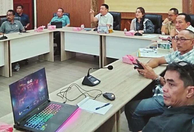 PIMPIN RAKOR: Sekda Kabupaten Kapuas Dr Usis I Sangkai didampingi Plt Inspektur Daerah Kabupaten Kapuas Agnes Satyari Perwitajati memimpin rakor terkait Persiapan Perbaikan Tata Kelola Pemerintah Kabupaten Kapuas di Ruang Rapat Bupati Kapuas, Sabtu (13/9).