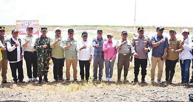 KAPUAS KOMPAK: Bupati Kapuas H Muhammad Wiyatno foto bersama usai pada kegiatan Gerakan Percepatan Tanam Padi di lokasi cetak sawah rakyat di Desa Sumber Agung Kecamatan Dadahup, Kabupaten Kapuas, Sabtu (30/8).