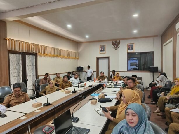 KOTIM RAPAT : Bupati Kabupaten Kotim H.Halikinnor beserta jajarannya saat mengikuti rapat koordinasi dengan Mendagri di ruang rapat Gedung B Sekda Kotim, Selasa (2/9).