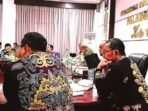 PALANGKA RAYA MENERANGKAN: Pj Sekda Kota Palangka Raya, Arbert Tombak memimpin rakor evaluasi dan pengawasan realisasi APBD Kota Palangka Raya tahun anggaran 2025, di Peteng Karuhei I, Kamis (11/9).