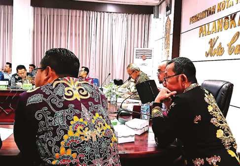 MENERANGKAN: Pj Sekda Kota Palangka Raya, Arbert Tombak memimpin rakor evaluasi dan pengawasan realisasi APBD Kota Palangka Raya tahun anggaran 2025, di Peteng Karuhei I, Kamis (11/9).