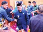 PALANGKA RAYA SILATURAHMI: Plt Wali Kota Palangka Raya, Achmad Zaini berjabat tangan dengan Anggota DPRD Kota Palangka Raya selepas rapat paripurna, beberapa waktu lalu.