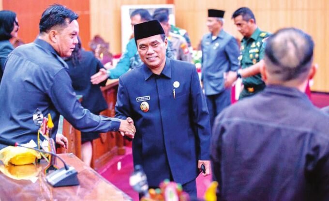 SILATURAHMI: Plt Wali Kota Palangka Raya, Achmad Zaini berjabat tangan dengan Anggota DPRD Kota Palangka Raya selepas rapat paripurna, beberapa waktu lalu.