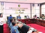 PALANGKA RAYA SERIUS: Pj Sekda Kota Palangka Raya, Arbert Tombak memimpin rakor percepatan pelaksanaan MBG, di Peteng Karuhei I, Rabu (17/9).