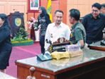 PALANGKA RAYA AKRAB: Wali Kota Palangka Raya, Fairid Naparin diskusi dengan anggota dewan selepas rapat, di Gedung Paripurna DPRD Kota Palangka Raya, Kamis (18/9)