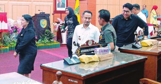 PALANGKA RAYA AKRAB: Wali Kota Palangka Raya, Fairid Naparin diskusi dengan anggota dewan selepas rapat, di Gedung Paripurna DPRD Kota Palangka Raya, Kamis (18/9)