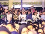PALANGKA RAYA MERIAH: Wali Kota Palangka Raya, Fairid Naparin saat menyaksikan malam puncak HUT Kota Palangka Raya, di halaman Kantor Wali Kota Palangka Raya, belum lama ini.