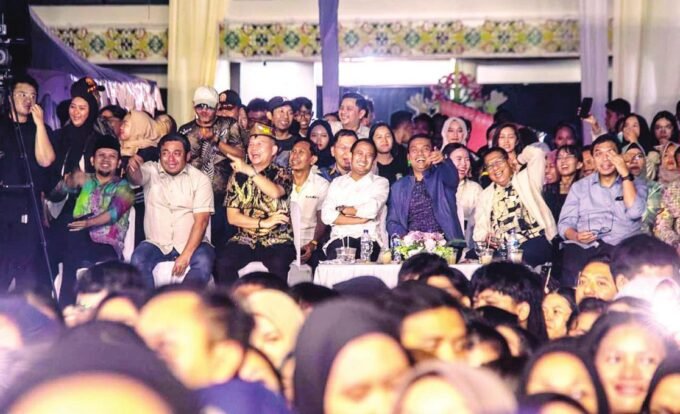 PALANGKA RAYA MERIAH: Wali Kota Palangka Raya, Fairid Naparin saat menyaksikan malam puncak HUT Kota Palangka Raya, di halaman Kantor Wali Kota Palangka Raya, belum lama ini.
