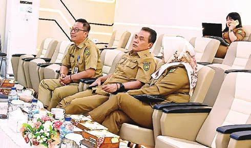 PALANGKA RAYA IKUTI: Wakil Wali Kota Palangka Raya, Achmad Zaini bersama tim TPID Kota Palangka Raya mengikuti rangkaian rakor pengendalian inflasi melalui zoom meeting, di Kantor Wali Kota Palangka Raya, Selasa (23/9).