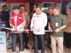 PALANGKA RAYA PERESMIAN: Wakil Wali Kota Palangka Raya, Achmad Zaini menggunting pita sebagai simbolis peresmian gerai TPID di Koperasi Kelurahan Merah Putih, Bukit Tunggal, Kecamatan Jekan Raya, Rabu (24/9).