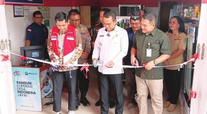 PERESMIAN: Wakil Wali Kota Palangka Raya, Achmad Zaini menggunting pita sebagai simbolis peresmian gerai TPID di Koperasi Kelurahan Merah Putih, Bukit Tunggal, Kecamatan Jekan Raya, Rabu (24/9).