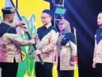PALANGKA RAYA PENYERAHAN: Wakil Ketua Dewan Pengurus APEKSI yang juga menjabat Wali Kota Tarakan, Khairul menyerahkan bendera APEKSI kepada Wali Kota Pontianak, Edi Rusdi Kamtono sebagai tanda pengukuhan Komisariat Wilayah V Asosiasi Pemerintah Kota Seluruh Indonesia Regional Kalimantan tahun 2025-2028, Sabtu (27/9).