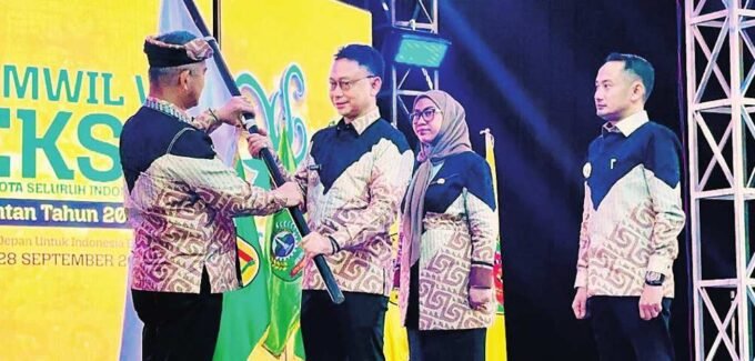 PENYERAHAN: Wakil Ketua Dewan Pengurus APEKSI yang juga menjabat Wali Kota Tarakan, Khairul menyerahkan bendera APEKSI kepada Wali Kota Pontianak, Edi Rusdi Kamtono sebagai tanda pengukuhan Komisariat Wilayah V Asosiasi Pemerintah Kota Seluruh Indonesia Regional Kalimantan tahun 2025-2028, Sabtu (27/9).