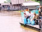 PALANGKA RAYA SEMANGAT: Jaksa Agung Muda Intelijen (Jamintel) Kejaksaan Agung RI, Reda Manthovani bersama Gubernur Kalteng, H Agustiar Sabran dan Wali Kota Palangka Raya, Fairid Naparin melepas ribuan bibit ikan patin di Sungai Kahayan, Jumat (26/9).