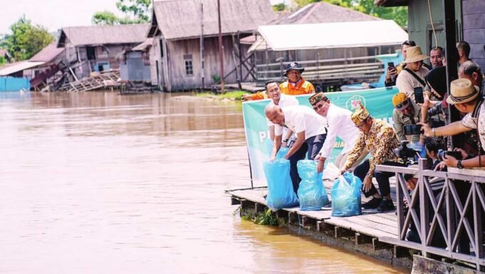 SEMANGAT: Jaksa Agung Muda Intelijen (Jamintel) Kejaksaan Agung RI, Reda Manthovani bersama Gubernur Kalteng, H Agustiar Sabran dan Wali Kota Palangka Raya, Fairid Naparin melepas ribuan bibit ikan patin di Sungai Kahayan, Jumat (26/9).