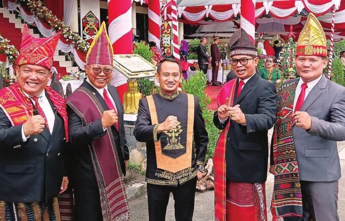 PALANGKA RAYA SINERGI: Wali Kota Palangka Raya, Fairid Naparin (tengah) bersama jajaran Pemko Palangka Raya, di Kantor Wali Kota Palangka Raya, baru-baru ini.