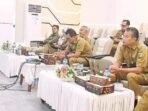 PALANGKA RAYA SERIUS: Plt Wali Kota Palangka Raya, Achmad Zaini mengikuti rangkaian rakor inflasi secara zoom meeting, di Ruang Commad Center, Kantor Wali Kota Palangka Raya, Selasa (2/9).