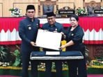 PALANGKA RAYA SEPAKAT: Plt Wali Kota Palangka Raya, Achmad Zaini mengikuti rangkaian Rapur ke-3 Masa Persidangan I Tahun Sidang 2025/2026 yang digelar di Gedung Paripurna DPRD Kota Palangka Raya, Kamis (4/9).
