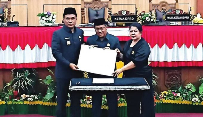 PALANGKA RAYA SEPAKAT: Plt Wali Kota Palangka Raya, Achmad Zaini mengikuti rangkaian Rapur ke-3 Masa Persidangan I Tahun Sidang 2025/2026 yang digelar di Gedung Paripurna DPRD Kota Palangka Raya, Kamis (4/9).