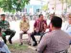 PALANGKA RAYA AKRAB: Plt Wali Kota Palangka Raya, Achmad Zaini berbincang dengan Sekretaris DAD Kalteng, di halaman gedung KNPI Kalteng, Jumat (5/9).