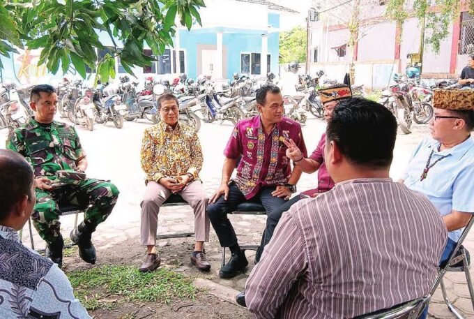 PALANGKA RAYA AKRAB: Plt Wali Kota Palangka Raya, Achmad Zaini berbincang dengan Sekretaris DAD Kalteng, di halaman gedung KNPI Kalteng, Jumat (5/9).