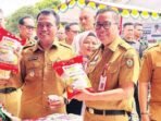 PALANGKA RAYA PASAR MURAH: Plt Sekda Kalteng, Leonard S Ampung (kanan) bersama dengan Plt Wali Kota Palangka Raya, Achmad Zaini meninjau pasar murah yang di gelar di halaman Kantor RRI Palangka Raya, Selasa (9/9).