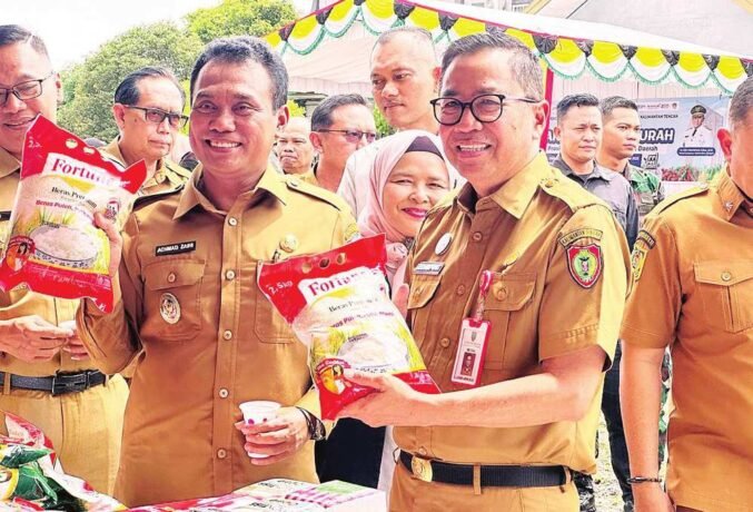 PALANGKA RAYA PASAR MURAH: Plt Sekda Kalteng, Leonard S Ampung (kanan) bersama dengan Plt Wali Kota Palangka Raya, Achmad Zaini meninjau pasar murah yang di gelar di halaman Kantor RRI Palangka Raya, Selasa (9/9).