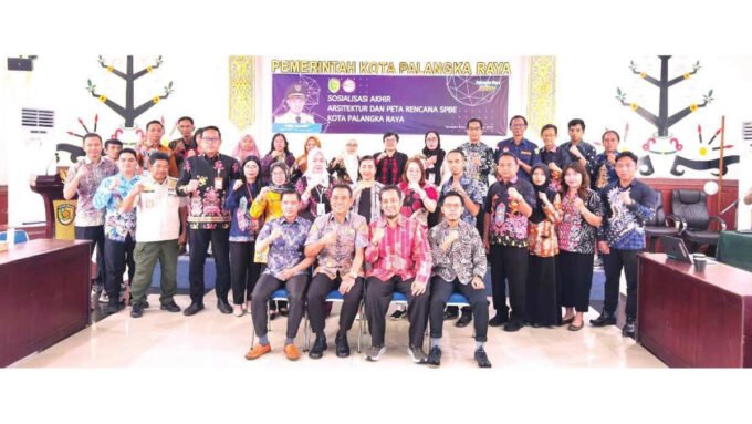 DIGITAL: Plt Wali Kota Palangka Raya, Achmad Zaini foto bersama peserta Sosialisasi Arsitektur dan Peta Rencana SPBE tahun 2025 di Aula Peteng Karuhei II, Kantor Wali Kota Palangka Raya, Kamis (11/9).