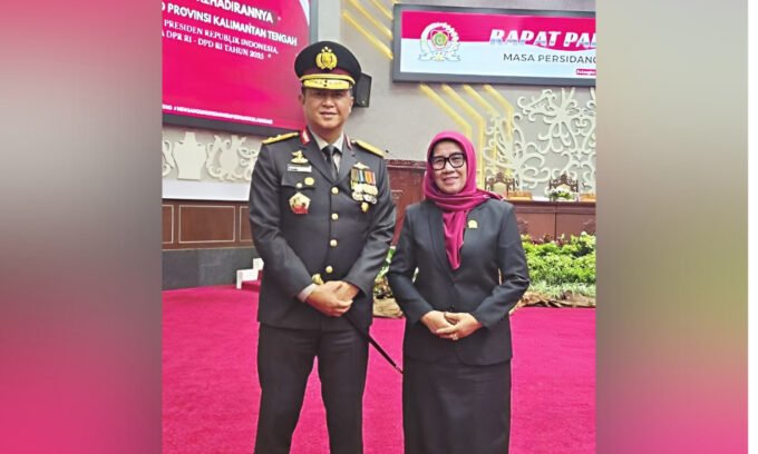 DPRD KALTENG SINERGI: Ketua Komisi II DPRD Kalteng, Hj Siti Nafsiah berfoto bersama Kapolda Kalteng, Irjen Pol Iwan Kurniawan usai kegiatan di DPRD Kalteng, belum lama ini.