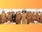 KAPUAS FOTO BERSAMA: Wakil Bupati Kapuas Dodo, Sekda Kapuas Dr Usis I Sangkai dan seluruh peserta bimtek foto bersama usai pembukaan kegiatan, Selasa (16/9).