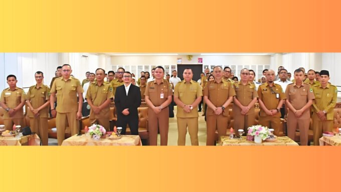 FOTO BERSAMA: Wakil Bupati Kapuas Dodo, Sekda Kapuas Dr Usis I Sangkai dan seluruh peserta bimtek foto bersama usai pembukaan kegiatan, Selasa (16/9).