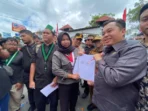 Ketua DPRD Kotim, Rimbun menerima selembar kertas tuntutan Ketua DPRD Kotim, Rimbun menerima selembar kertas tuntutan