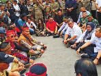 dprd kotim SAMPAIKAN TUNTUTAN: Warga yang tergabung dalam Aliansi Koperasi Masyarakat Kotim Bersatu menggelar aksi unjuk rasa di depan Kantor Bupati Kotim, Rabu (24/9).