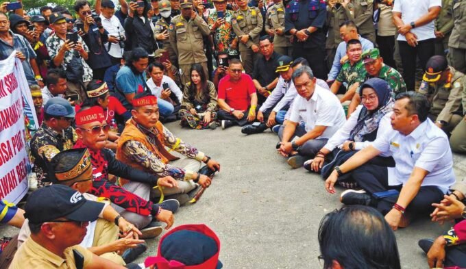 SAMPAIKAN TUNTUTAN: Warga yang tergabung dalam Aliansi Koperasi Masyarakat Kotim Bersatu menggelar aksi unjuk rasa di depan Kantor Bupati Kotim, Rabu (24/9).