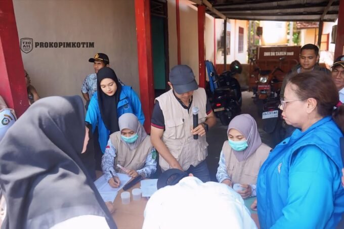 kotim TES URINE : Sejumlah pegawai dilingkungan Kantor Kecamatan Teluk Sampit, saat berkumpul untuk mengikuti pelaksanaan tes urine massal, Rabu (3/9/2025).
