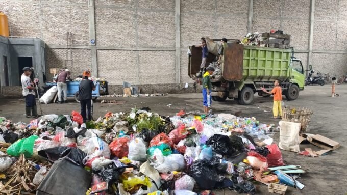 SAMPAH : Depo sampah yang ada di Jalan Christopel Mihing, tepat di samping SMPN 3 Sampit ini terlihat, Rabu (17/9).