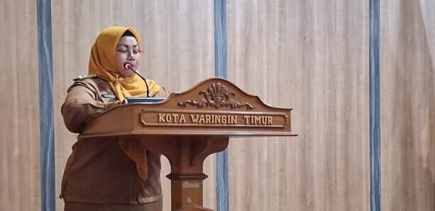 PIDATO : Wakil Bupati Kotim Irawati saat menyampaikan pidato Bupati terkait Raperda APBD Tahun Anggaran 2026 dalam rapat paripurna DPRD Kotim, Senin (8/9/2025).